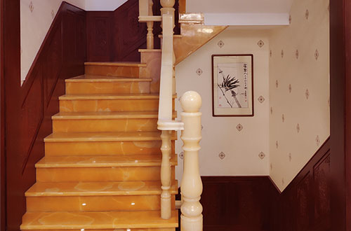 六盘水中式别墅室内汉白玉石楼梯的定制安装装饰效果